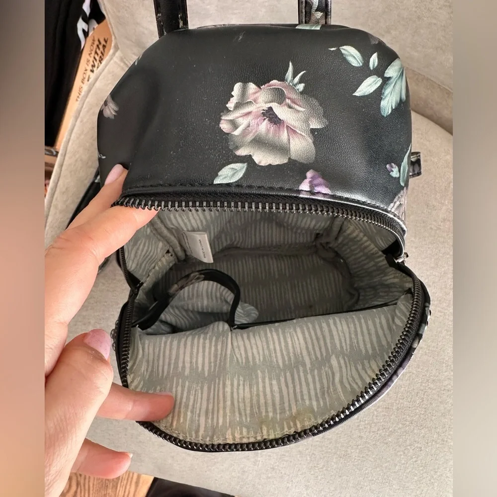 Mini backpack with flowers, double pocket.